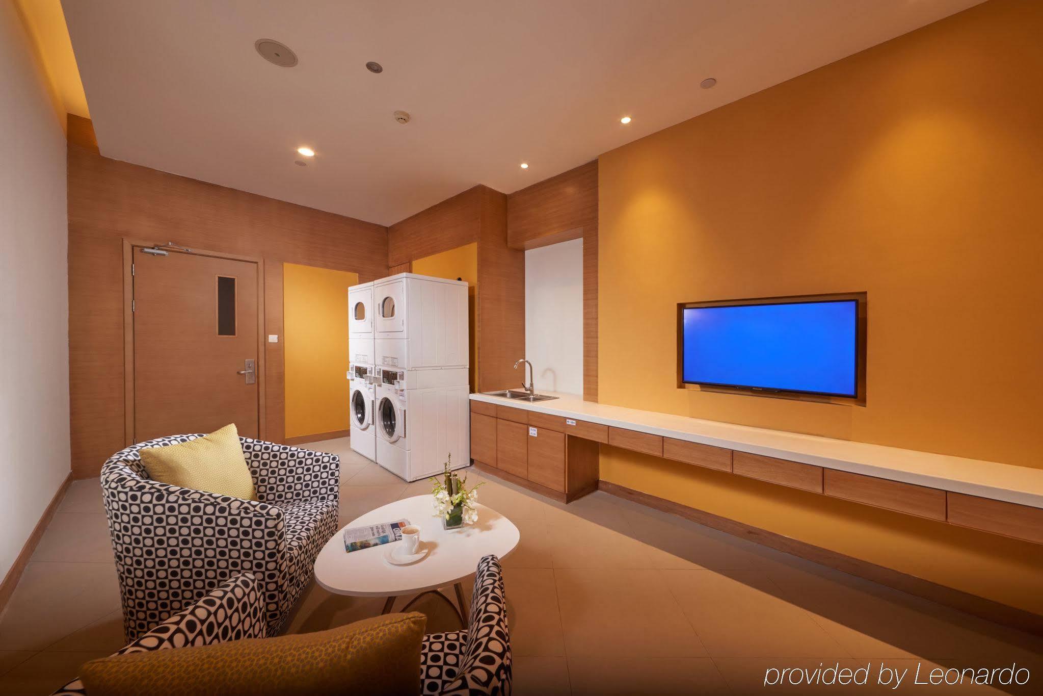 Holiday Inn Express Chengdu Huanhuaxi By Ihg-Near Jinsha Site Musem,Near Wuhou Temple Museum,Welcome Drinks,Free Gym,Free Self-Service Laundry تشنجدو المظهر الخارجي الصورة