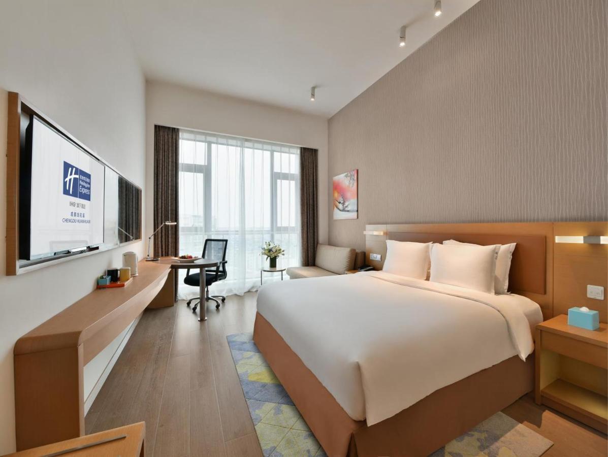 Holiday Inn Express Chengdu Huanhuaxi By Ihg-Near Jinsha Site Musem,Near Wuhou Temple Museum,Welcome Drinks,Free Gym,Free Self-Service Laundry تشنجدو المظهر الخارجي الصورة