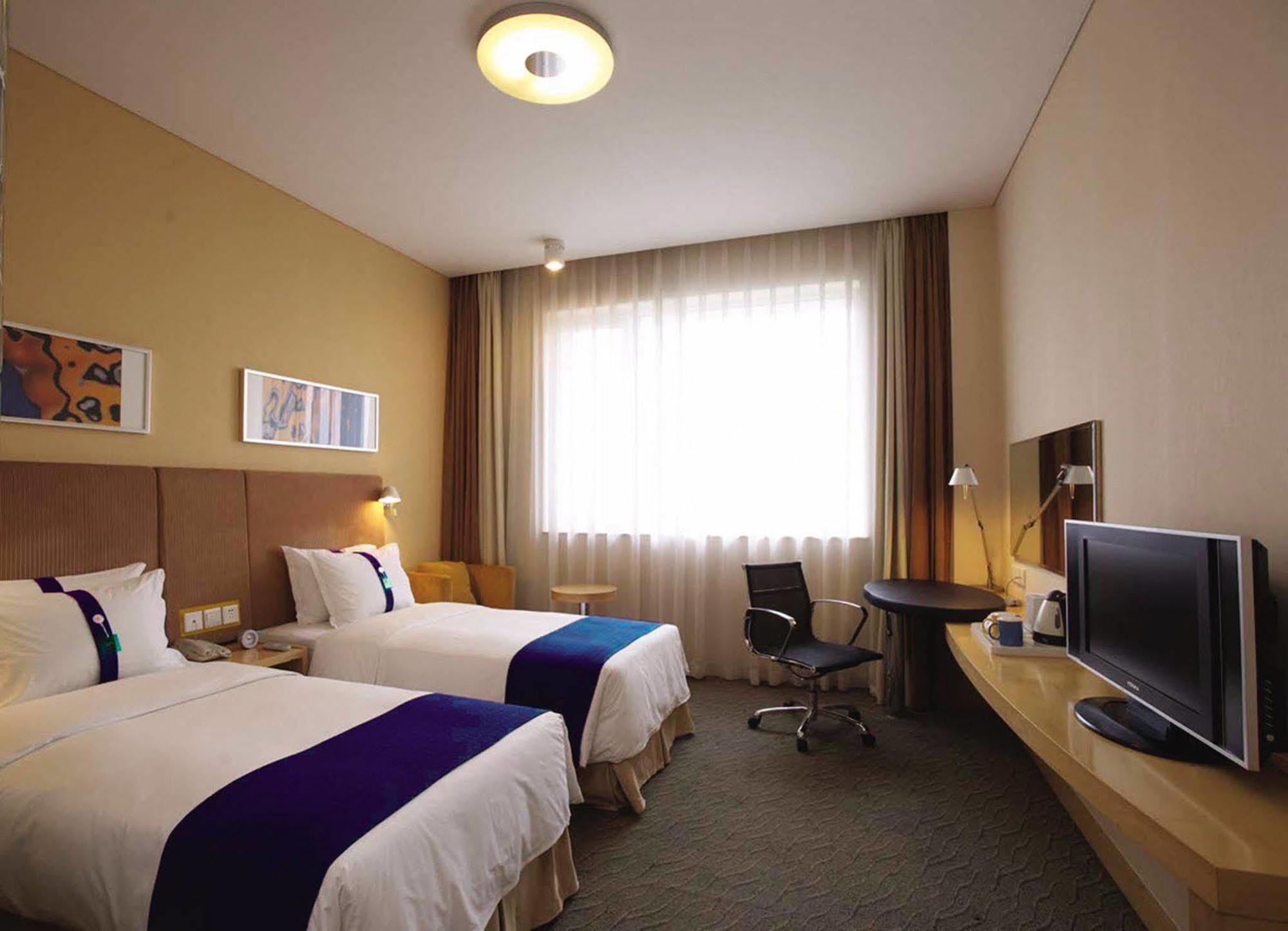 Holiday Inn Express Chengdu Huanhuaxi By Ihg-Near Jinsha Site Musem,Near Wuhou Temple Museum,Welcome Drinks,Free Gym,Free Self-Service Laundry تشنجدو المظهر الخارجي الصورة